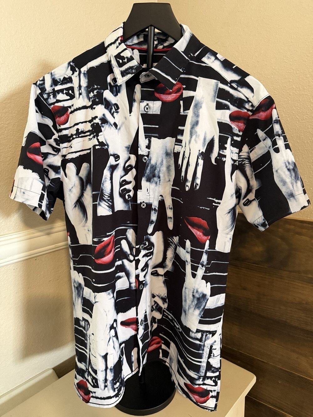 Fresh Prints of Bel-Air Men's Button Up Shirt Hands Lips Graphic Casual Size S